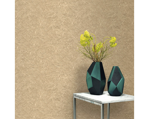 Close-up van een muur met een patroonbehang en twee decoratieve vazen op een tafel.