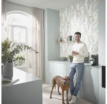 Moderne keuken met bloemenbehang, man en hond