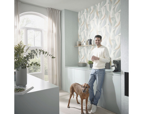 Moderne keuken met bloemenbehang, man en hond