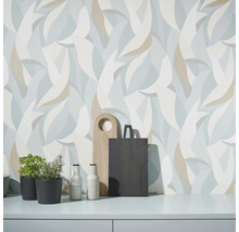 Decoratief behang met abstract bladdesign in een heldere kamer