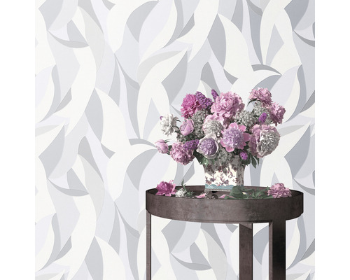 Behang met bloemmotief en tafel met bloemenboeket