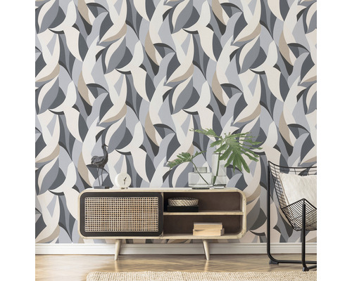 Woonkamer met patroonbehang, dressoir en stoel