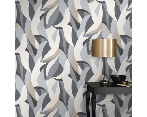 Woonkamer met grafisch behang en tafel met lamp