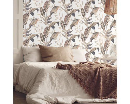 Slaapkamer met bloemenbehang en beddengoed