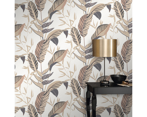 Behang met bloemmotief en tafel met lamp