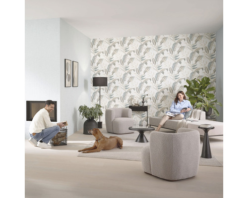 Woonkamer met man bij de open haard, vrouw op de bank en hond op het vloerkleed