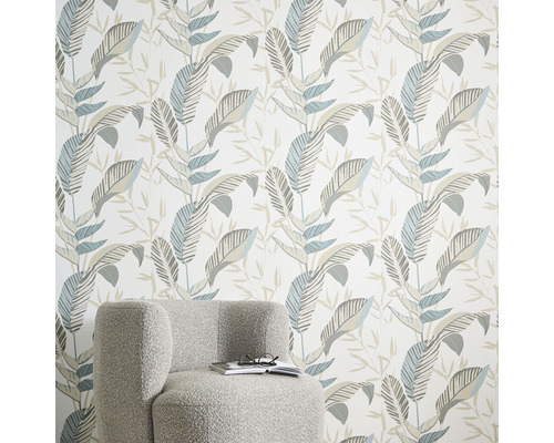 Behang met plantenmotief achter een fauteuil