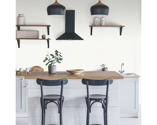 Keukenscène met afzuigkap, planken, hanglampen en kookeiland met barkrukken.