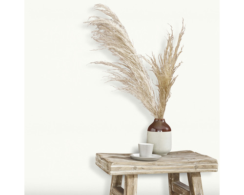 Decoratieve scène met vaas, droogbloemen, kop en kruk