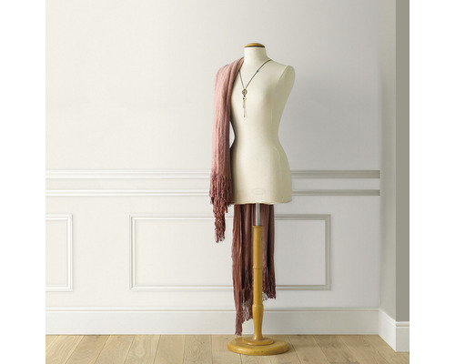 Paspop met sjaal en ketting