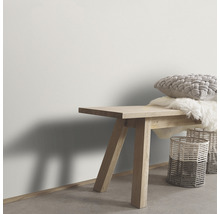 Licht interieur met houten kruk, kussen en manden