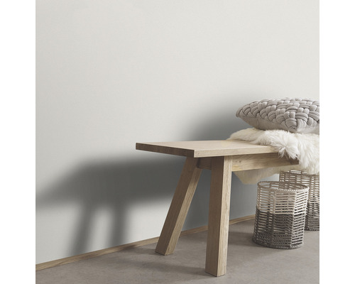 Licht interieur met houten kruk, kussen en manden