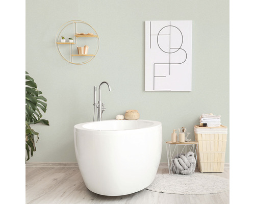 Badkamer met vrijstaand bad, wandrek, decoratie en wasmand