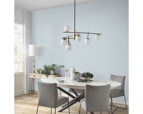 Eetkamer met eettafel, stoelen en hanglamp met meerdere glazen bollen