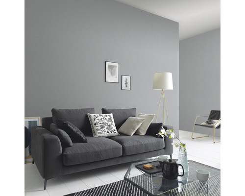 Woonkamer met bank, staande lamp en salontafel