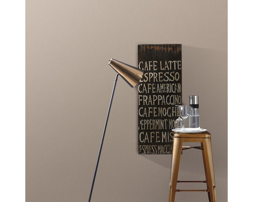 Scene met vloerlamp, barkruk, serveerblad met glazen en decoratief bord met koffiebelettering