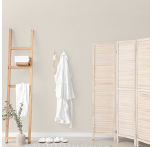 Lichte badkamer met houten ladder, badjas en kamerscherm