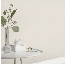 Wanddecoratie met vaas, sleutel en decoratie op een tafel