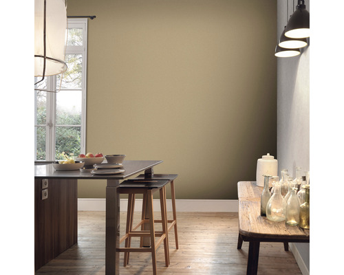 Lichte keuken met houten vloer, eettafel en stoelen voor een wand