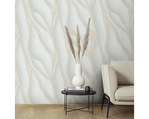 Woonkamer met marmeren behang en bijzettafel