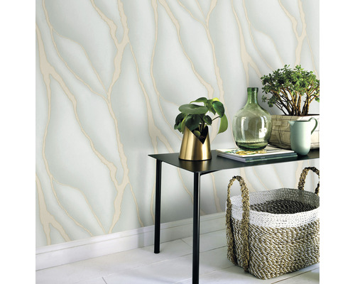 Kameroverzicht met patroonbehang, tafel en decoratie