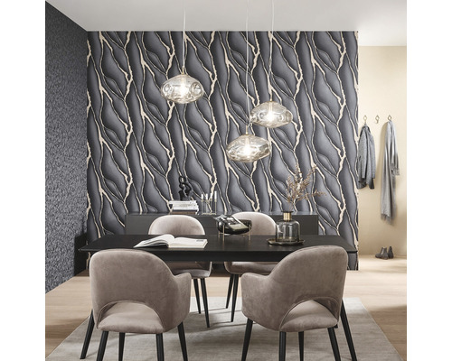 Eetkamer met eettafel, stoelen, hanglampen en patroonbehang