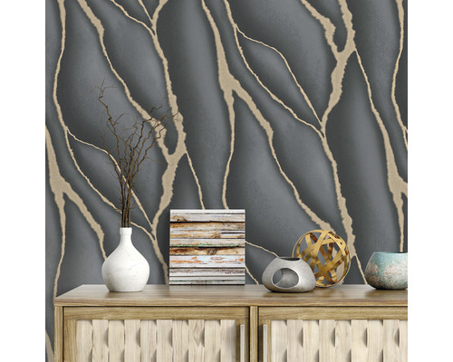 Decoratieve kamer met grijs behang en gouden patroon op een houten dressoir