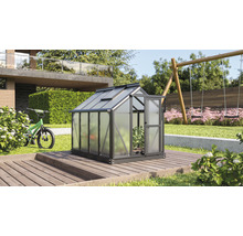 Kleine kas met open deur in de tuin