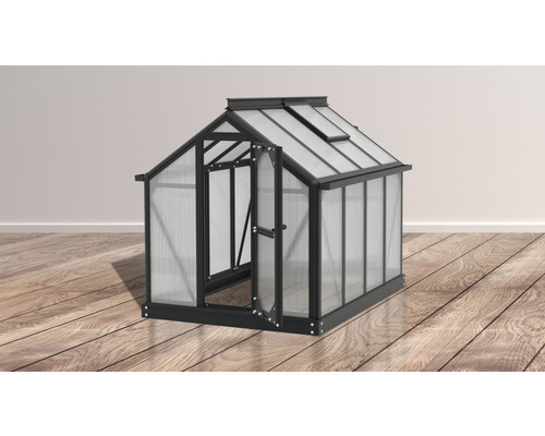 Tuinkas met polycarbonaat platen en een open deur