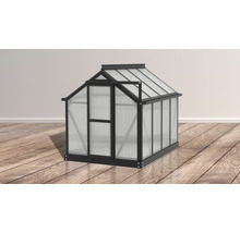 Kas met deur en transparante wanden voor de tuin