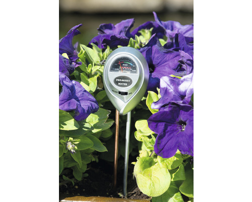 Vochtigheidsmeter in plantenbed voor het meten van vocht en pH-waarde