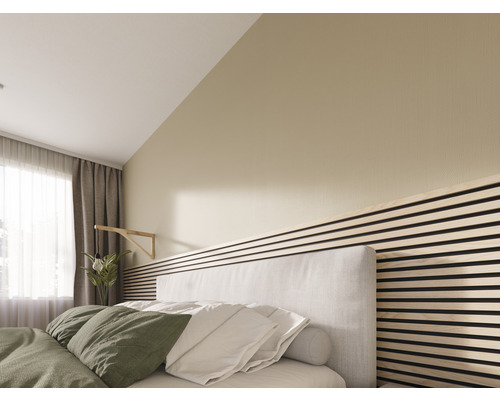 Slaapkamer met bed, nachtkastje en wandpanelen