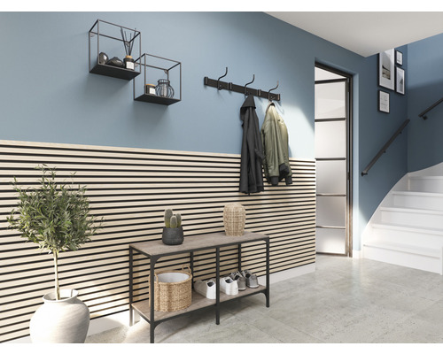 Entree met wandpanelen, console, kapstok, planken en decoraties