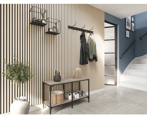 Hal met wandpanelen, kapstok, console, wandplanken en kamerplanten voor een georganiseerde entree