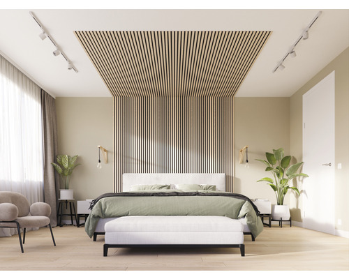 Slaapkamer met houten panelen op de muur en het plafond, bed en bank