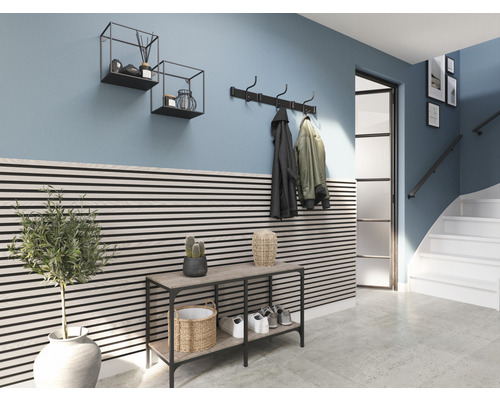 Hal met wandpanelen, console, garderobe en decoratie