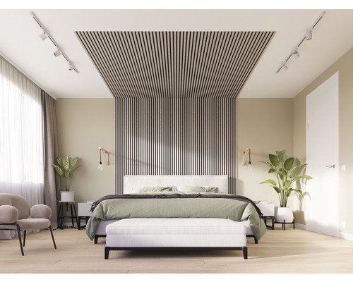 Slaapkamer met bed, houten panelen op de muur en het plafond, fauteuil en kamerplanten.