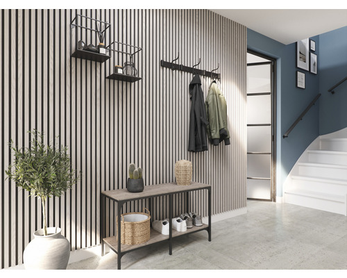 Entree met wandpanelen, console, wandkapstok en decoratie