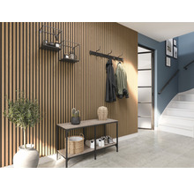 Hal met houten lambrisering, kapstok, console en trap.