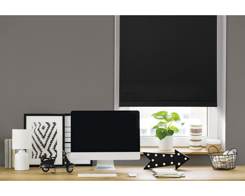 Werkkamer met zwart rolgordijn voor het raam