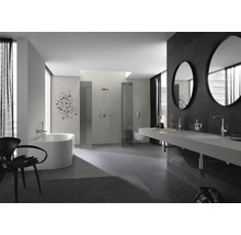 Lichte badkamer met bad, douche, wastafel met dubbele wasbak en spiegels.