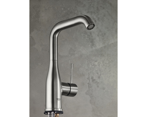 Metalen keukenkraan met hoge uitloop
