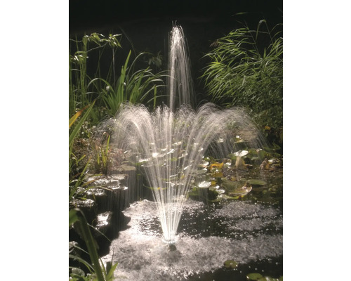 Tuinfontein in vijver met waterspatten en planten