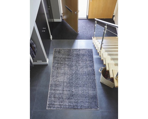 Scene met een rechthoekig vloerkleed in de hal van een huis.