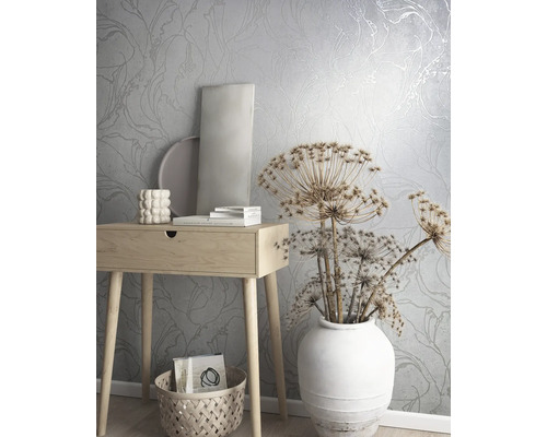 Scene met behang met bloemenmotief, houten tafel, decoratie en mand