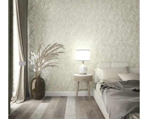 Decoratieve slaapkamer met patroonbehang, bedlamp en gordijnen