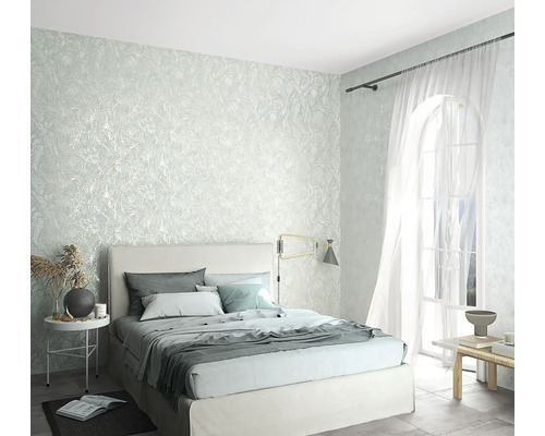 Slaapkamer met gestructureerd behang, bed en ramen voor een lichte ruimtesfeer