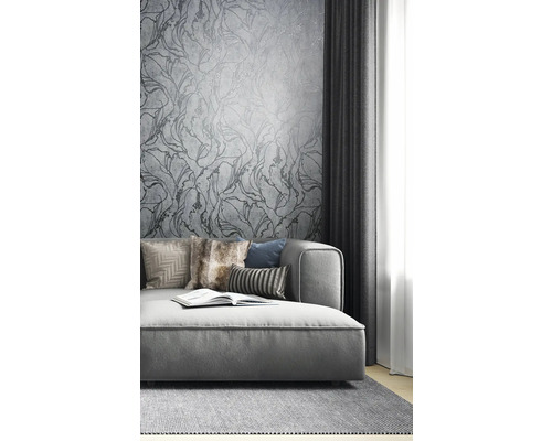 Woonkamer met bank, kussens, vloerkleed, gordijn en patroonbehang