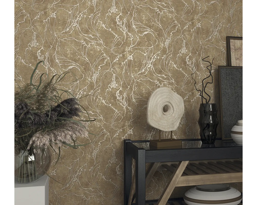 Decoratieve wanddecoratie met behang met patroon en woonaccessoires op een tafel.