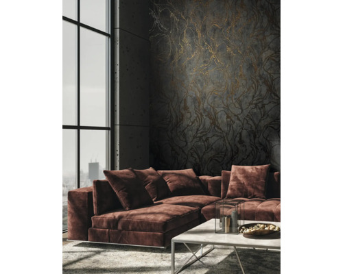 Woonkamer met hoekbank, salontafel en patroonbehang